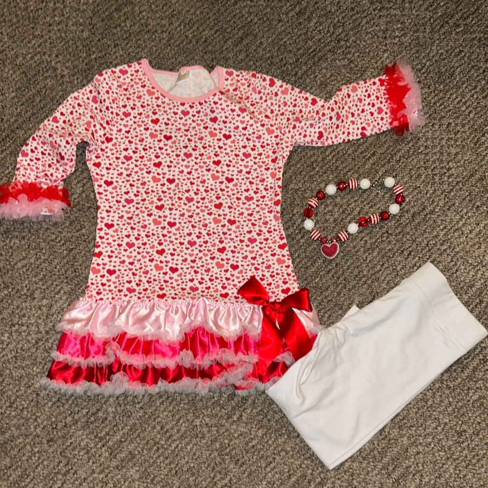 SUPER CUTE HEART SHIRT, WHITE CAPRIS, HEART NECKLACE
